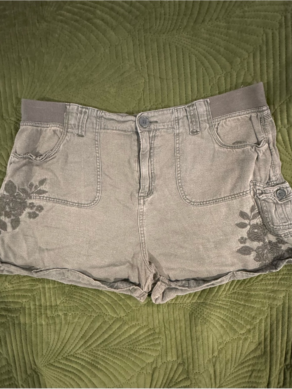 Knox Rose Women's XL Green Cuffed Cargo Shorts w/ Floral Embroidery 3" Inseam